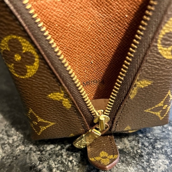 🦁 Louis Vuitton LV Monogram Travel Pouch Bag - Picture 12 of 13
